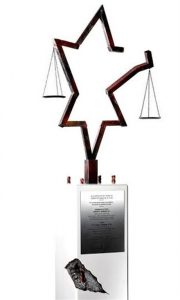 Monumento al ex fiscal Nisman.