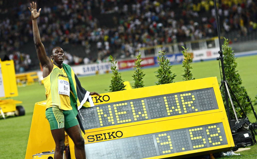 Usain Bolt posa con su récord del mundo de 100 metros lisos.