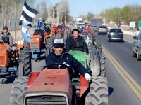 Productores frutícolas se manifiestan en la rotonda de la Ruta 151