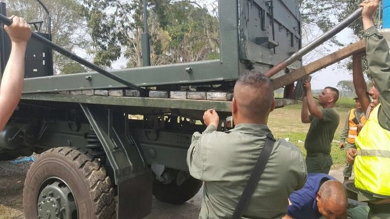La droga iba oculta en la plataforma del camión.