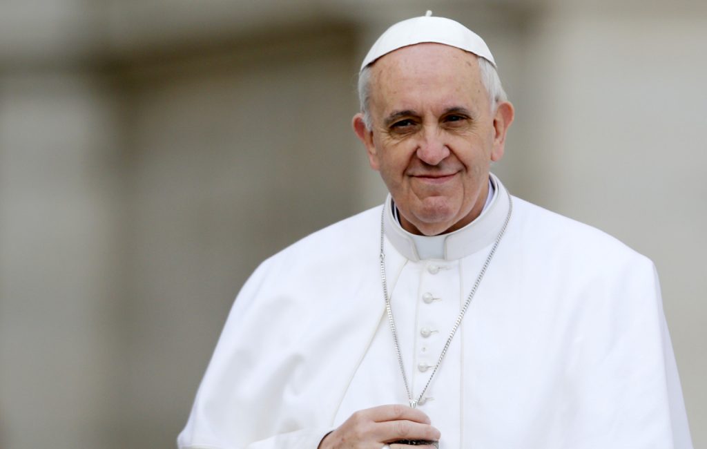 El papa Francisco fue operado «sin complicaciones» de una hernia abdominal