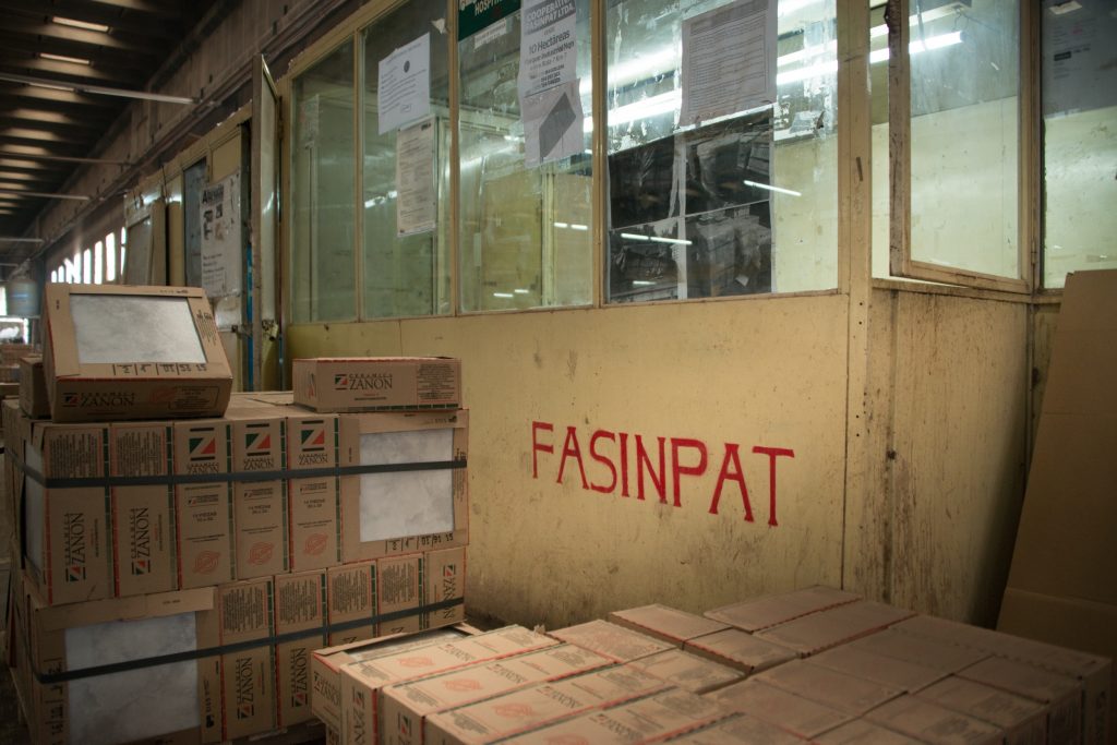Los 147 obreros de Fasinpat apuestan a mantener abiertas las puertas de la fábrica