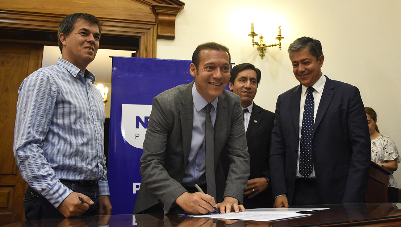Neuquén 18-11-2016... El Gobernador Omar Gutierrez firmó conve