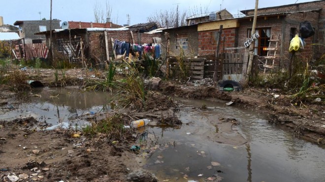 Nqn Barrio I Malvinas sector Cordon Colon Viven entre aguas servidas Archivo