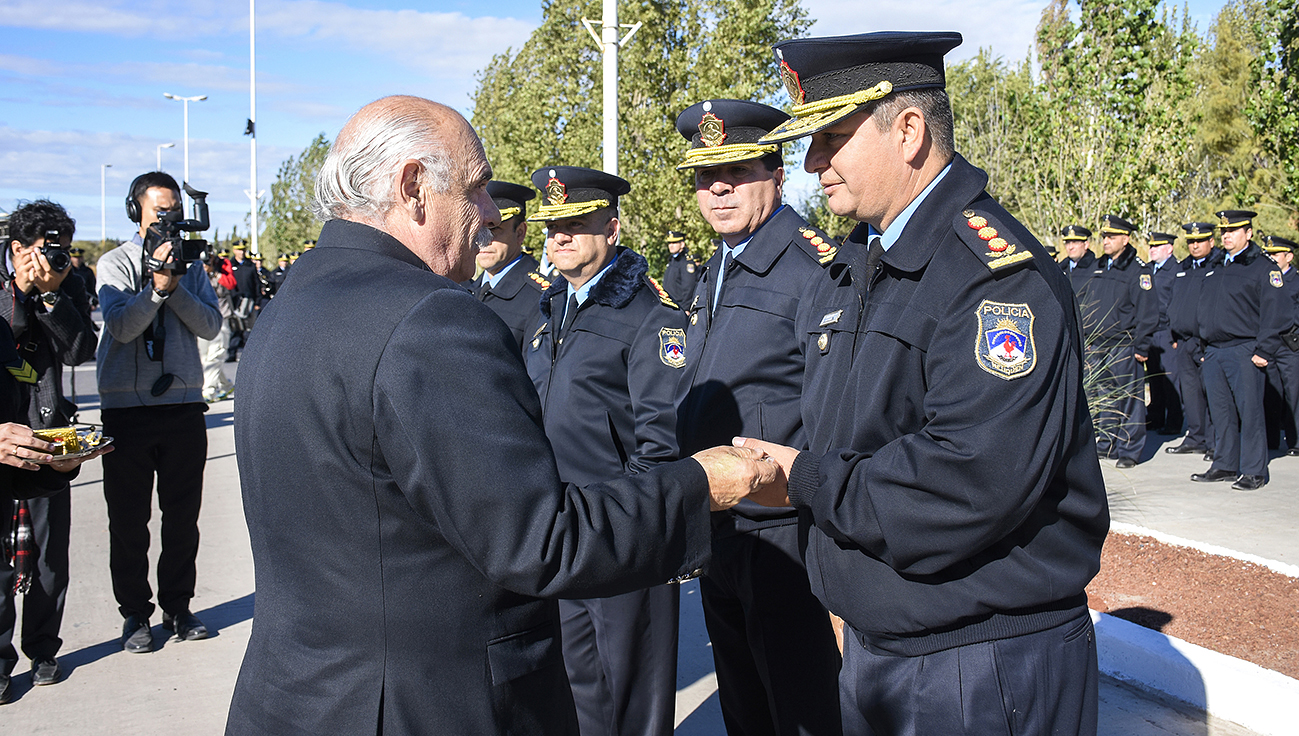11-04-17...Neuquen...Ascendieron a miembros de la Policía provi
