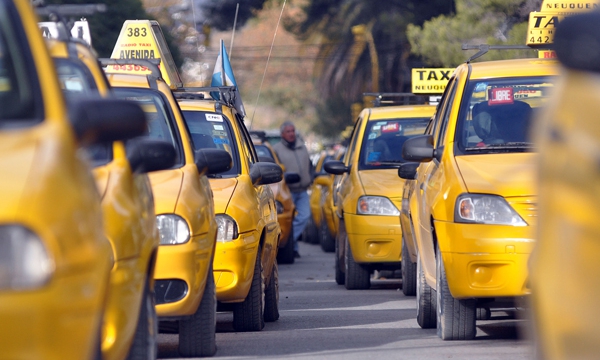Los taxistas evalúan cortes durante la jornada donde se tratará la iniciativa «Taxi Rosa»