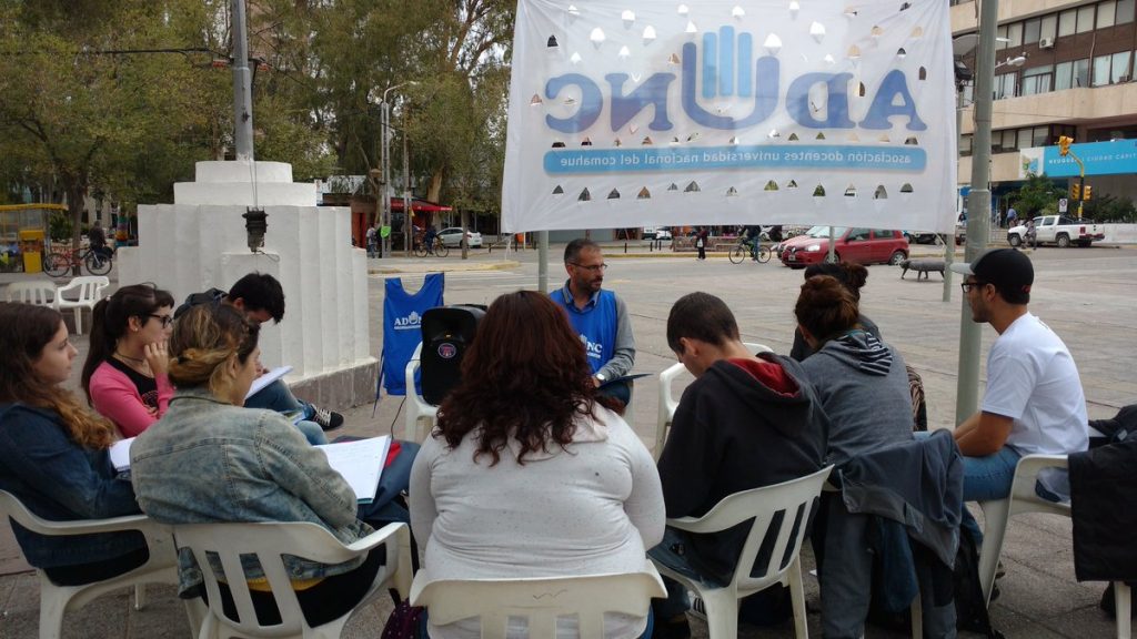 Docentes universitarios paran este martes por el aumento salarial