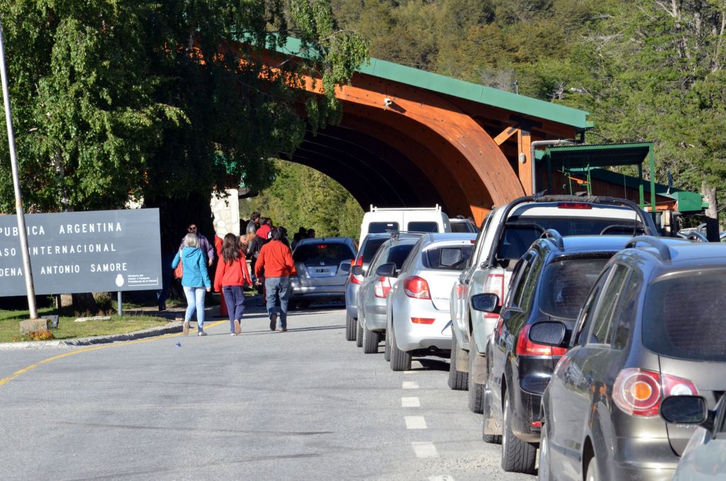 Ante la gran demanda, Neuquén busca extender el horario de la frontera chilena