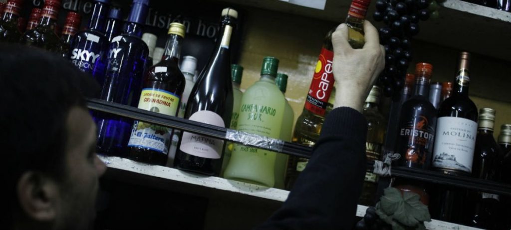 Pandemia: Bajó el consumo de alcohol en jóvenes y aumentó en los adultos