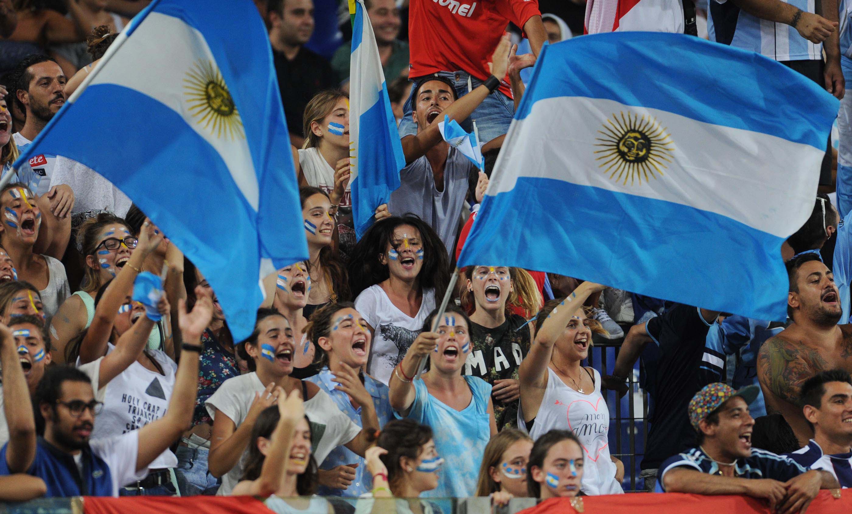Народы населяющие италию. Жители Аргентины. Народы Аргентины. Аргентинцы с флагом. День нации в Аргентине.