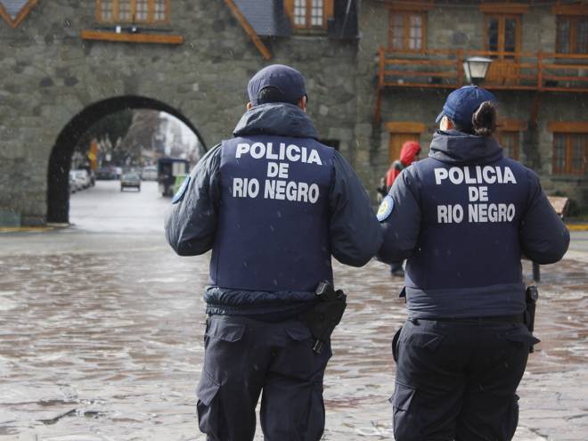 Un oficial de Seguridad Vial rionegrino se grabó manejando mientras consumía bebidas alcoholicas