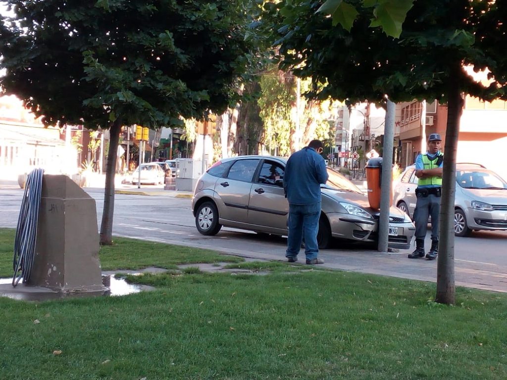 Perdió el control de su auto y terminó incrustado en un poste de luz