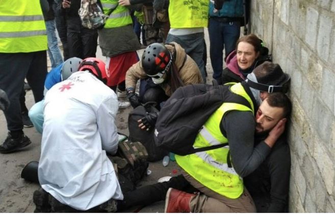 Chalecos Amarillos: Manifestante perdió una mano por un gas arrojado por la policía