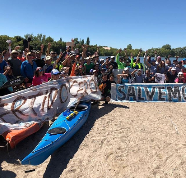 Salvemos los ríos en acción: kayaks realizaron una intervención para crear conciencia