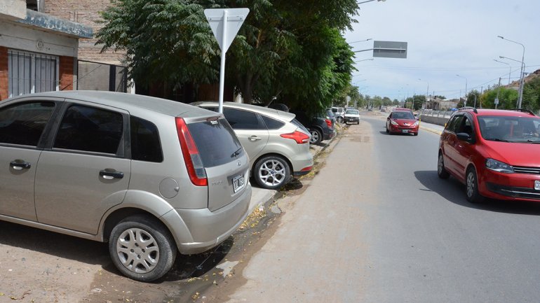 Ya se multa por dejar los autos en la vereda