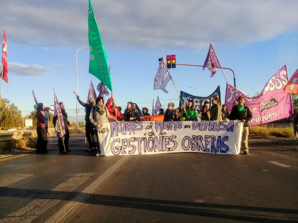 Trabajadoras y feministas volantean en la Ruta 7