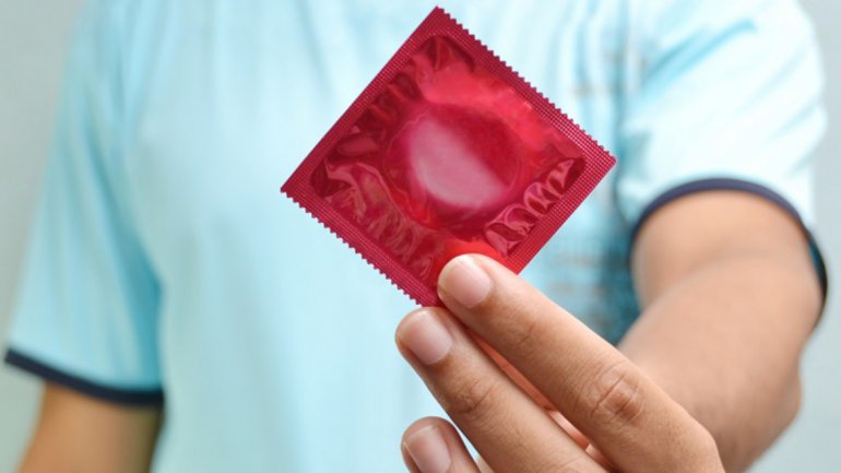En el Castro Rendón enseñan a usar preservativos para evitar la transmisión del VIH