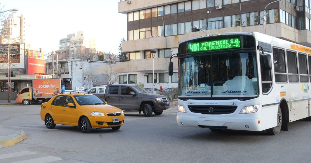 Transporte público: Usuarios viajan con las puertas abiertas en otoño