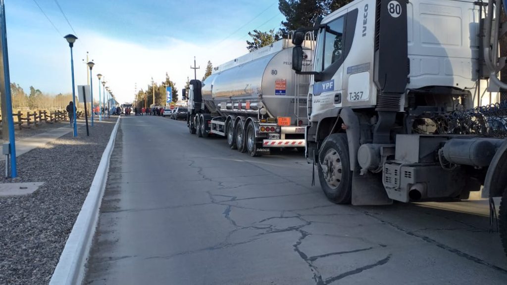 Bloquean el acceso a la refinería de Plaza Huincul