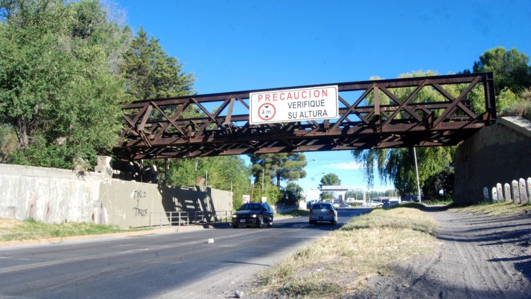 Disminuirán el nivel de la Ruta 151 en el sector del puente ferroviario