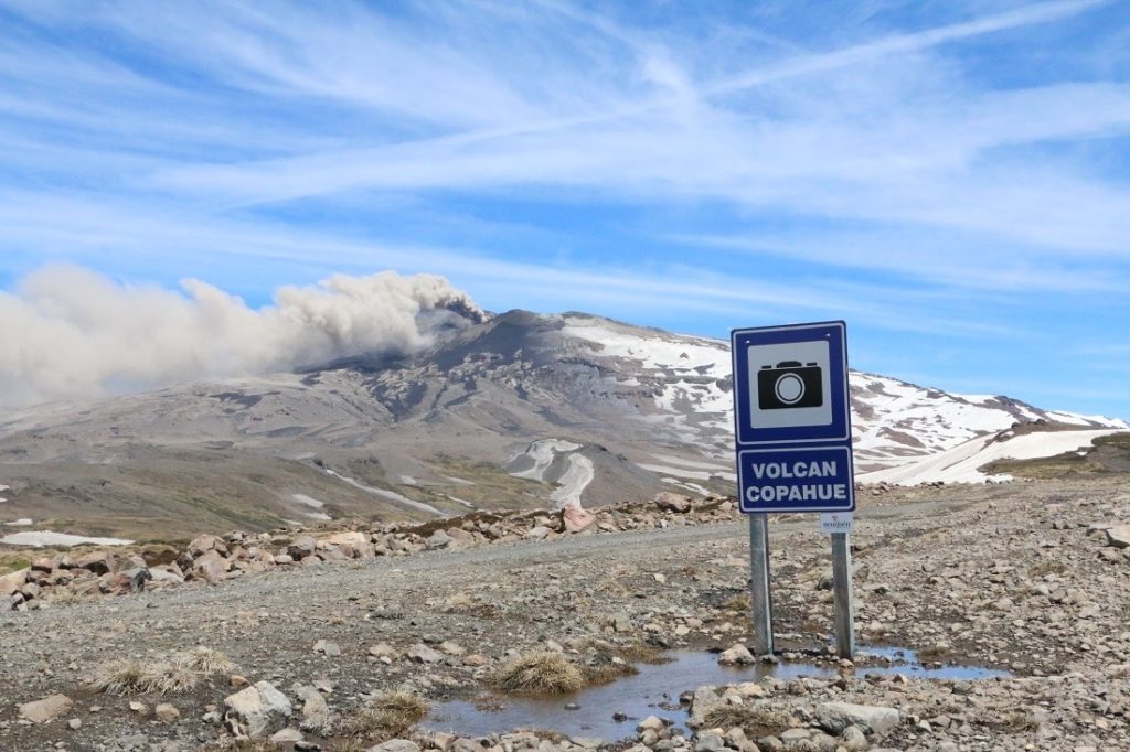 Instalan nuevo instrumental de sismografía para monitorear el volcán Copahue