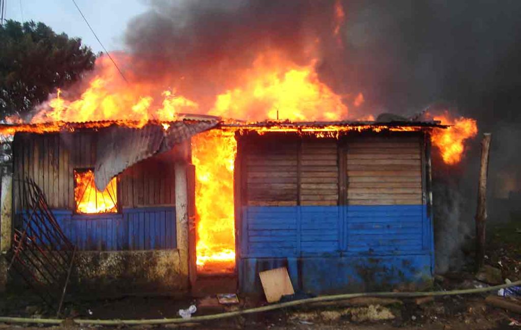 Vecinos perdieron todo tras un feroz incendio