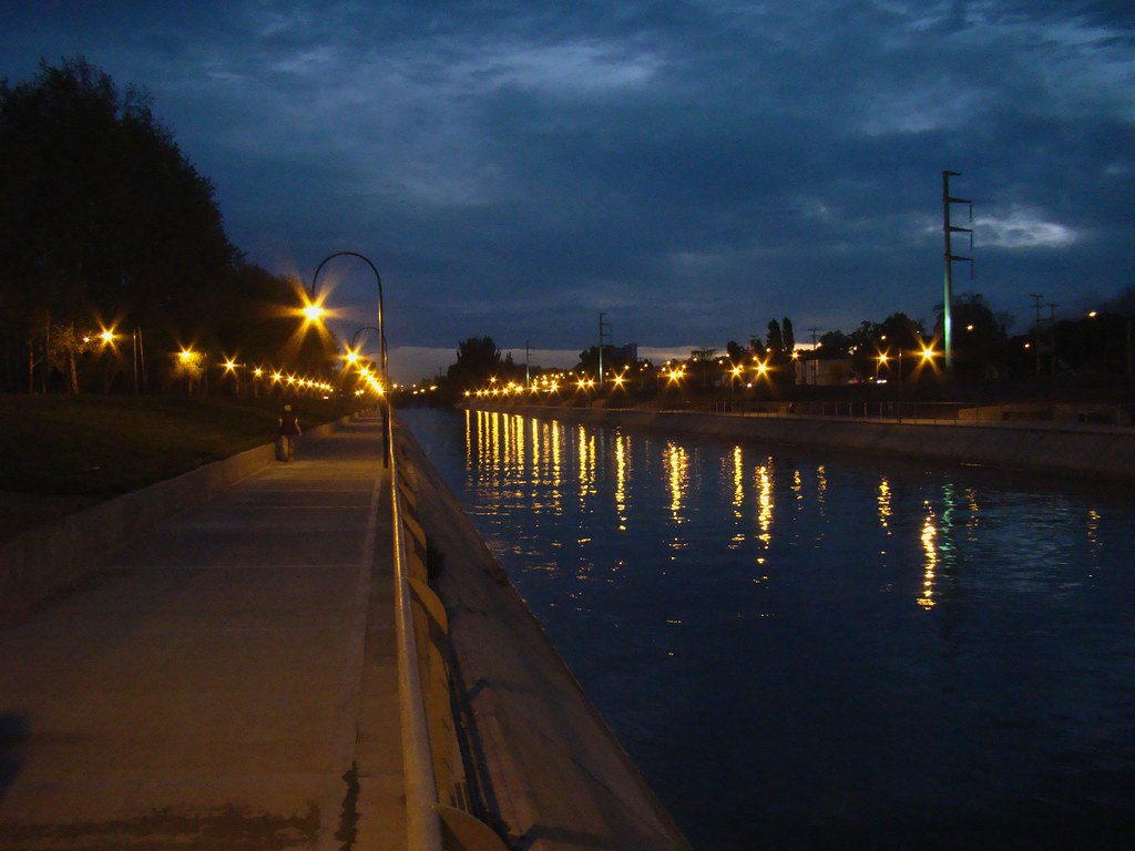 Rescatan a un hombre del canal de Roca