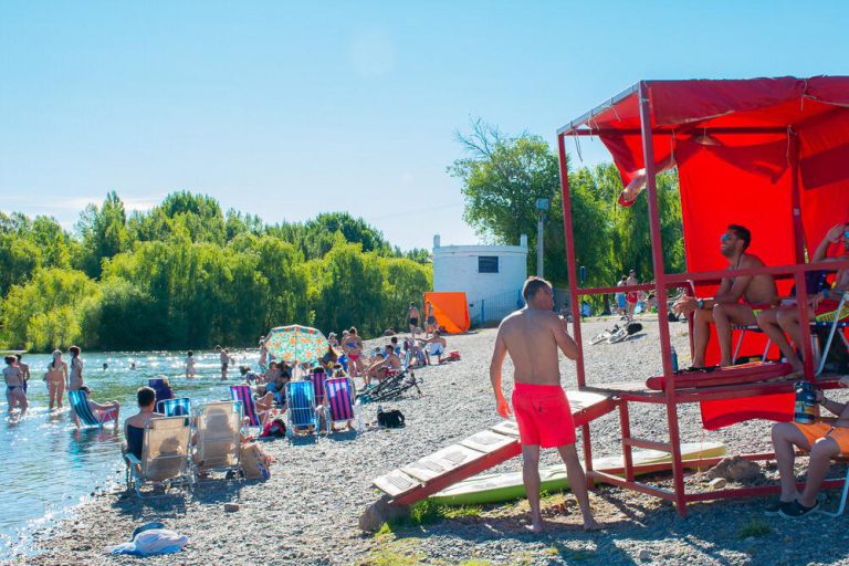 Comenzó la temporada balnearia 2021-2022 en la costa neuquina