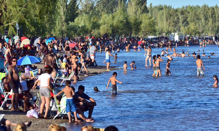 Cerca de 60.000 personas asistieron a las zonas de la ribera habilitadas