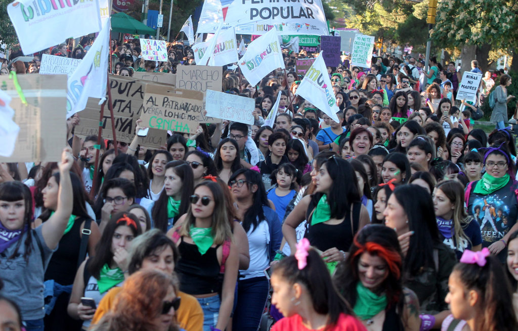 8M: Las calles de la ciudad se tiñeron de violeta y verde