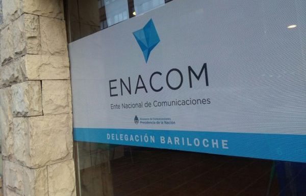 Abrazo simbólico a Enacom en Neuquén y en todo el país