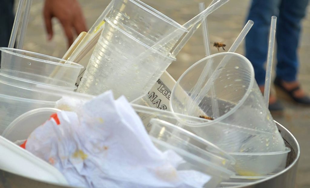 Rige la prohibición a comercios de Neuquén capital a entregar plásticos de un solo uso