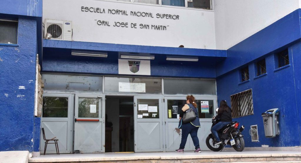 Madre es denunciada por agredir a docentes y alumnas en un colegio