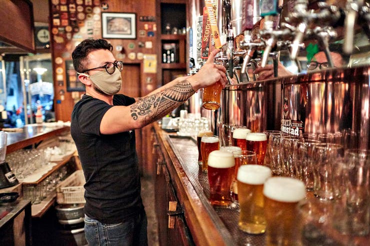 Piden inspecciones nocturnas a bares y cervecerías por los empleados en negro