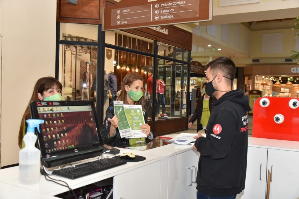 Agentes municipales recorrieron los shopping neuquinos