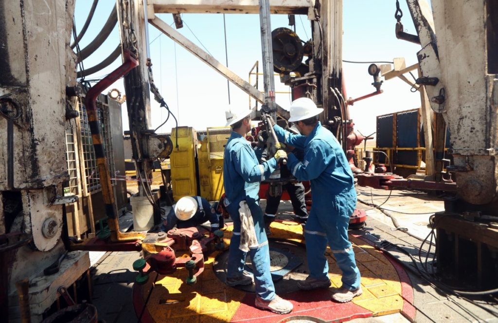 Ante la falta de paritarias, petroleros comenzaron un paro total de actividades