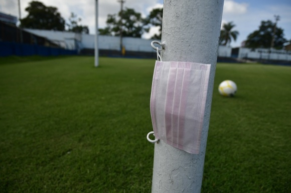 Las salas de teatro y canchas de fútbol podrán funcionar hasta la medianoche