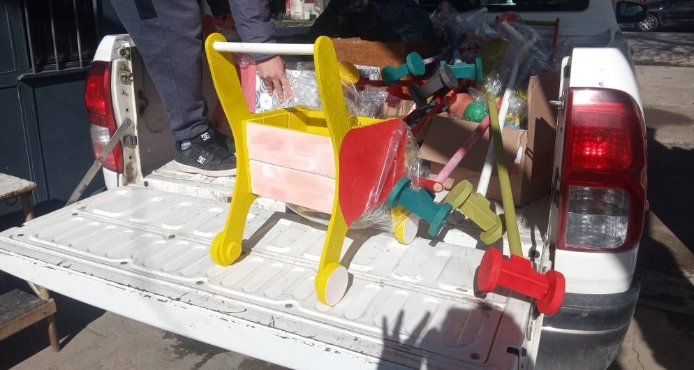 Junín de los Andes: Presos confeccionaron juguetes y los entregaron en asentamientos