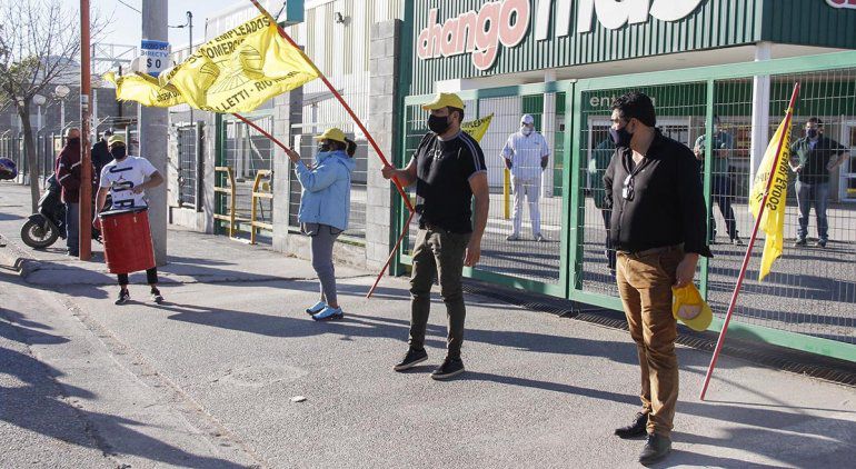 Cipolletti: Trabajadores se manifestaron afuera de un comercio por no cumplir las medidas sanitarias