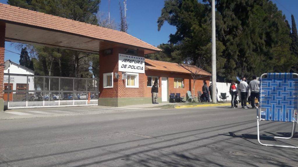 Retirados de Neuquén se manifestaron en la Jefatura de Policía