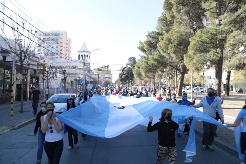 El banderazo 19S se replicó en la Ciudad de Neuquén