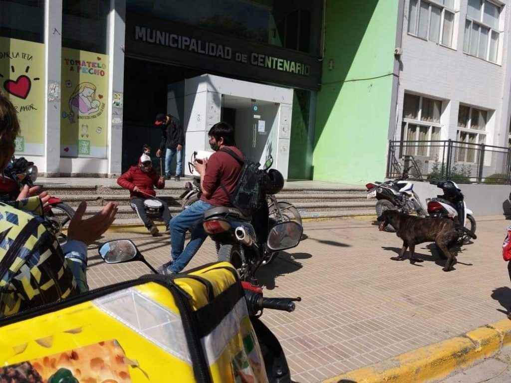 Repartidores de Centenario se manifestaron contra la ordenanza de regulación