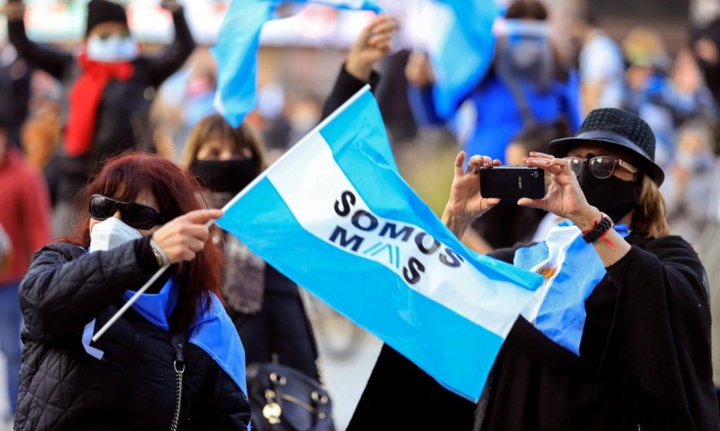 Realizan un nuevo banderazo contra las políticas de Fernández