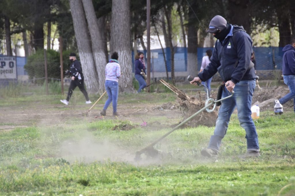 Confluencia: Vecinos ayudaron a limpiar el predio donde se construirá un parque recreativo