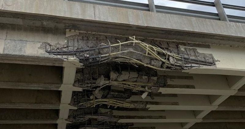 Un camión chocó un puente entre Bariloche y Piedra del Aguila