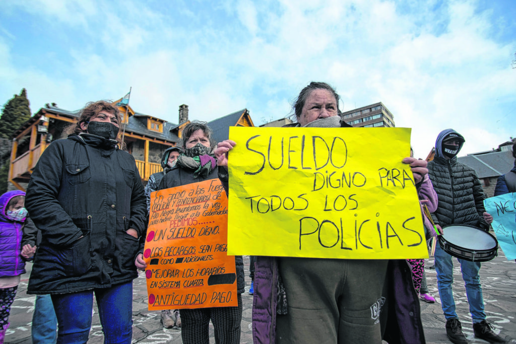 Policías endurecen las medidas de fuerza en Cipolletti y Bariloche