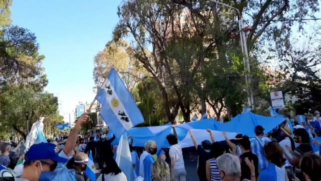 Varios neuquinos marcharon por el centro pese a la restricción de circulación