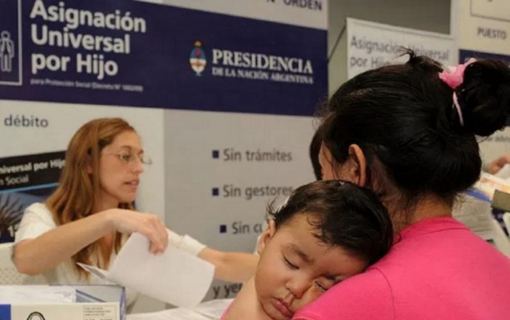 La AUH sumó a un millón de niños y se eliminó el máximo de cinco hijos