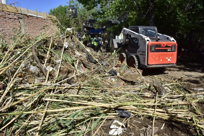 El municipio sacó 20 mil kilos de basura del terreno de un acumulador