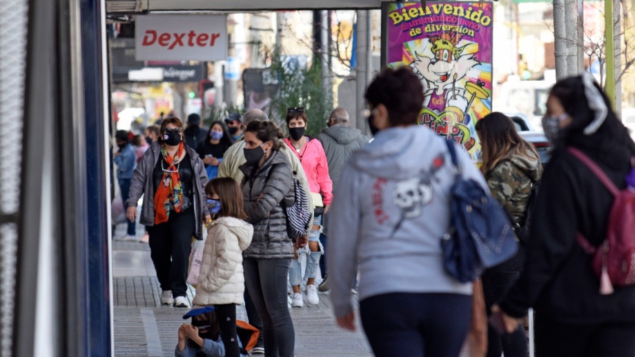 Los comercios no esenciales de Neuquén capital abrieron sus puertas pese a la restricción